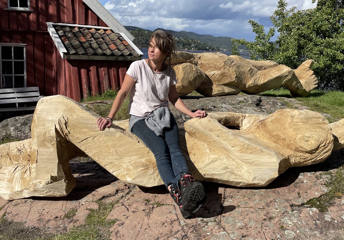 Bilde av kunsteren sammen med to av verkene hennes